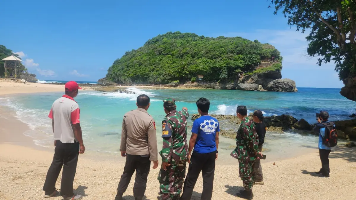Polisi dan tim SAR melakukan olah TKP tenggelamnya pemuda asal Lawang di Pantai Batu Bengkung, Kamis (2/4). (Satpolairud Polres Malang)