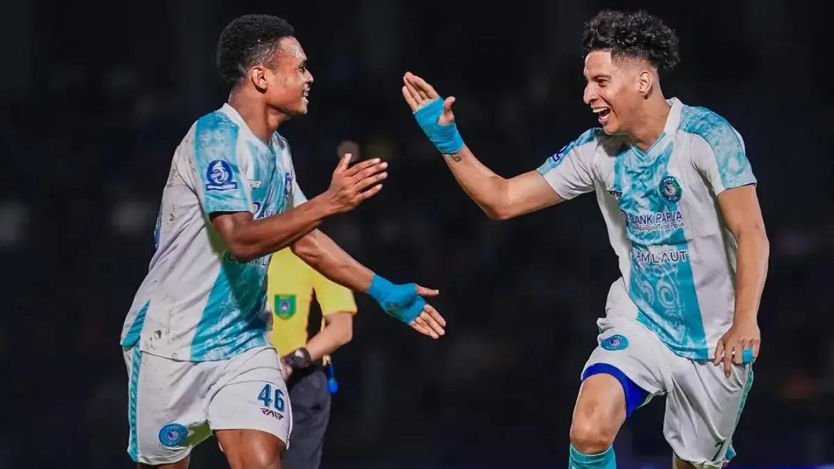 Pemain PSBS Biak menunjukkan semangat dalam pertandingan sebelumnya. Meski harus menelan kekalahan dari Persik Kediri, laga ini menjadi bahan evaluasi jelang menghadapi Bali United FC pada pekan ke-26 BRI Super League 2025–2026. (Instagram @psbsofficial)