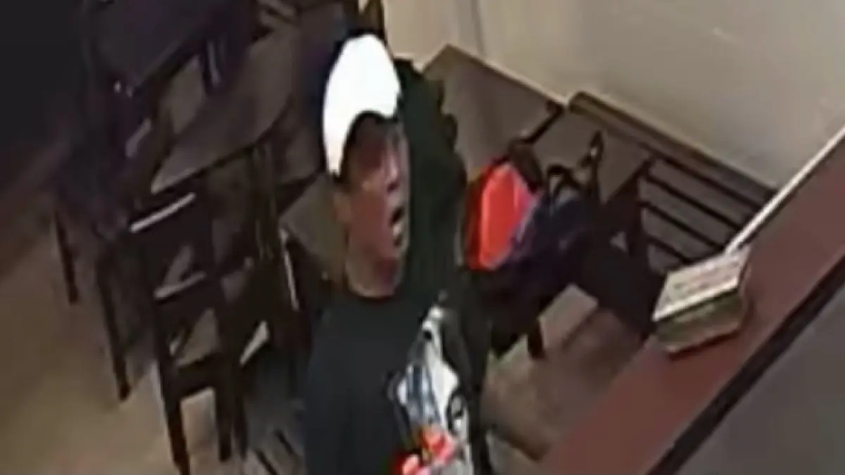 Rekaman pencuri beraksi di Warung Mekar Jaya, Jalan Kawi, Kota Malang, Rabu (1/4) malam. (Rekaman CCTV)