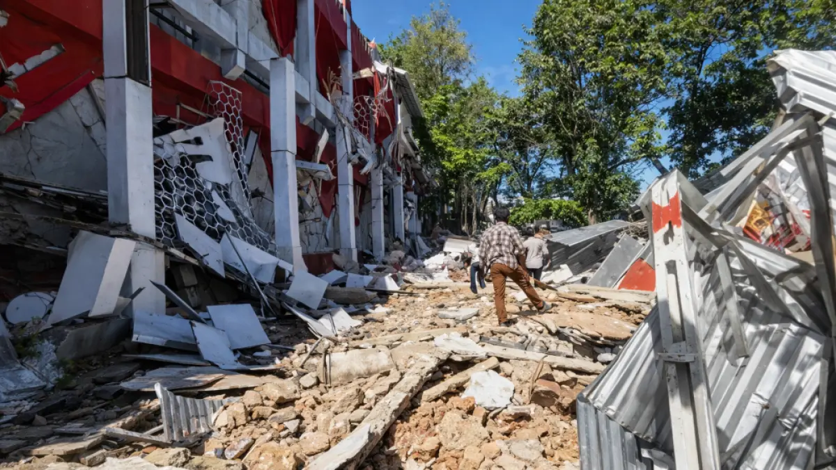 RUSAK PARAH: Gedung KONI Manado Ambruk Akibat Gempa M 7,6, Evakuasi Korban Masih Berlangsung. (Youtube: KOMPASTV)