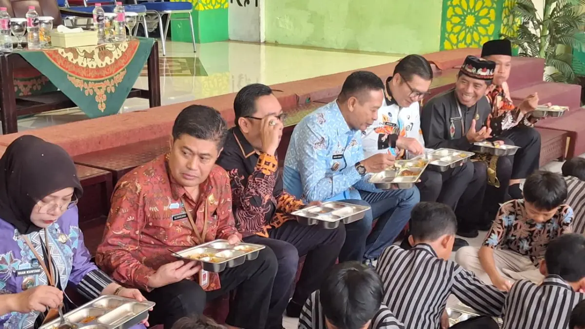Wali Kota Malang Wahyu Hidayat (empat dari kanan) mencoba menu MBG prasmanan di MIN 2 Kota Malang, Kamis (2/4). (Nabila Amelia/Radar Malang)
