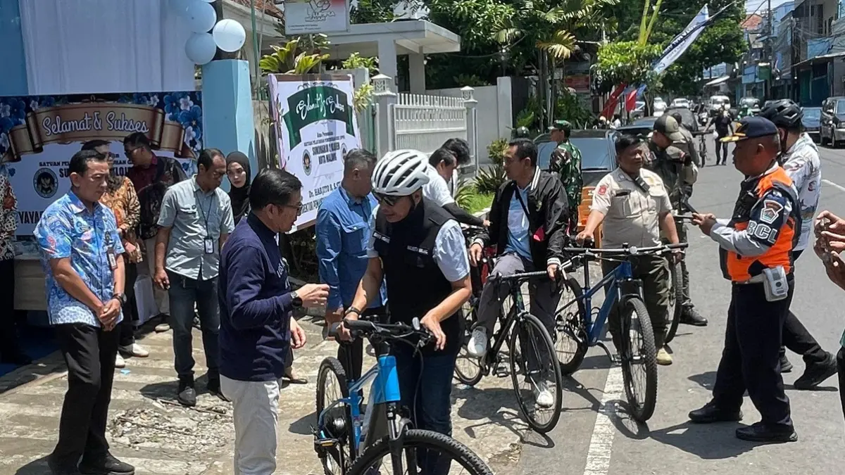 Wali Kota Malang Wahyu Hidayat memilih gowes untuk bekerja. (Andika Satria/Radar Malang)