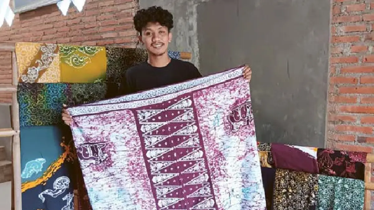 DIBUAT TERBATAS: Jahfal Alafa Jirfasi memamerkan salah satu batik cungkup yang diproduksi di rumahnya kemarin siang.