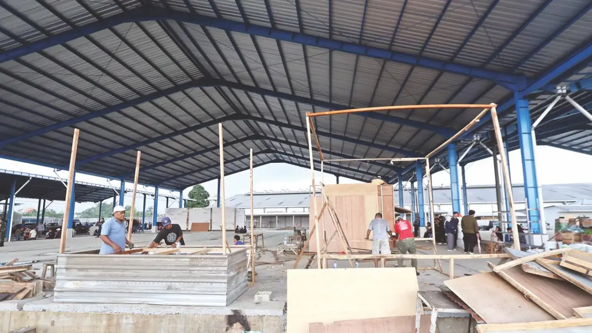 DISOROT DPRD: Sejumlah pedagang mulai menyiapkan lapak semi-permanen di tempat relokasi Pasar Gadang, kemarin (2/4).