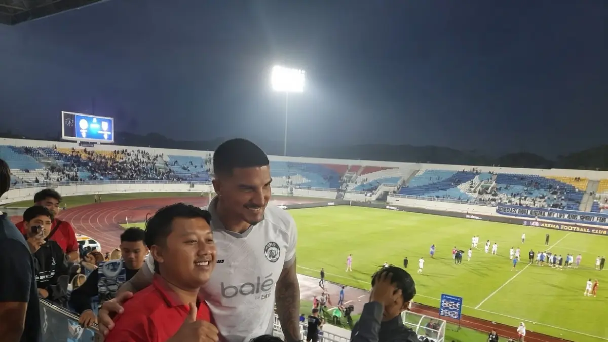 Eks penggawa Arema FC Arthur Cunha foto bersama Aremania di tribun VIP Stadion Kanjuruhan selepas laga melawan Malut United, Jumat (3/4). (M. Affan Fauzan/Radar Malang) 
