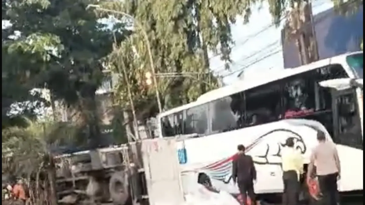 Kondisi truk pakan ternak setelah menghantam median jalan di depan Karoseri Adi Putro, Jumat (3/4). (Kiriman warga)