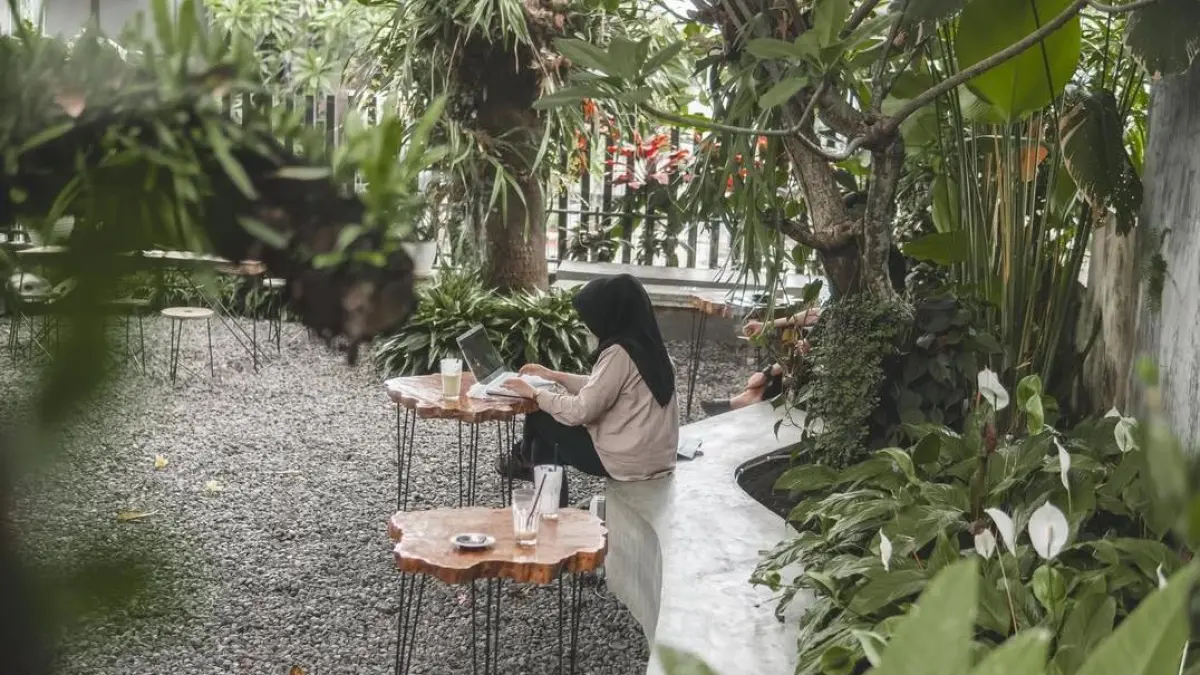 Menyingkir sebentar dari hiruk pikuk kota di Niwa Garden. (Instagram @niwagardenmalang)