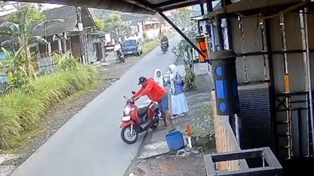 Pelaku curanmor di Turen terekam CCTV milik warga. (Kiriman warga)