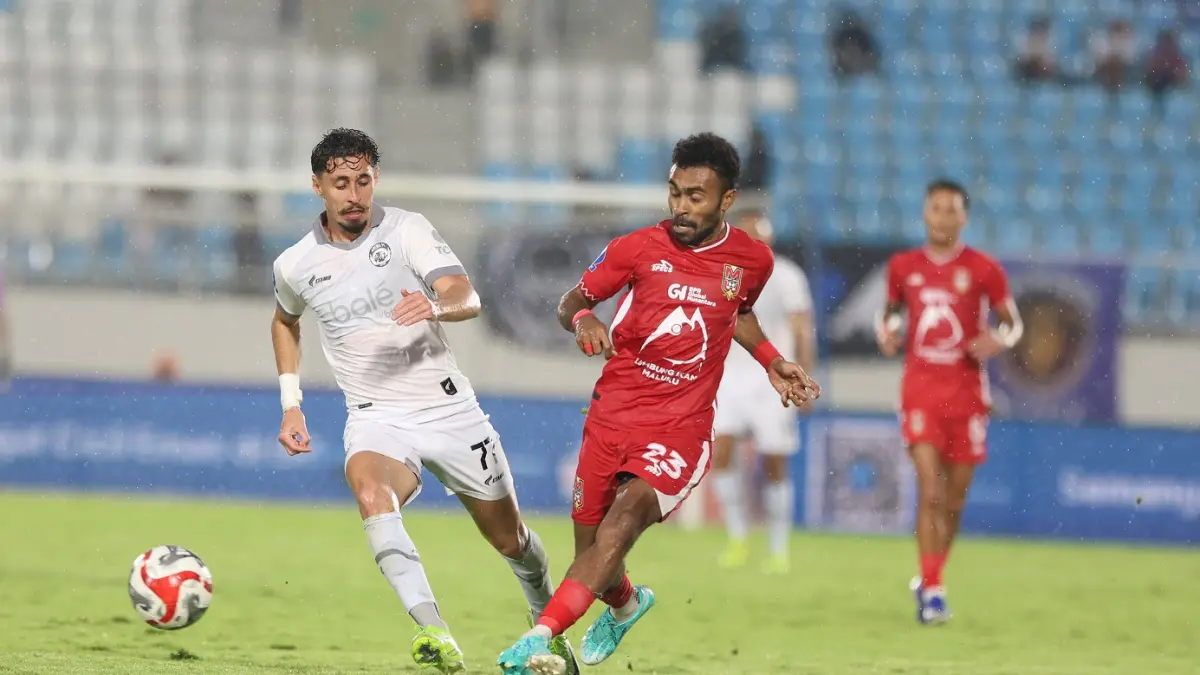 Pemain Arema FC Gustavo Franca (kiri) duel dengan winger Malut United Yance Sayuri di Stadion Kanjuruhan, (Darmono/Radar Malang)