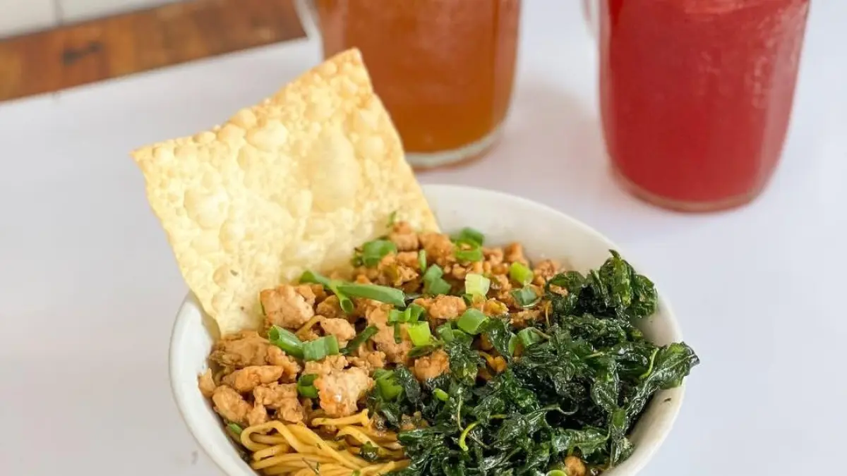 Sensasi baru makan bakmi dengan rasa renyah kangkung. (Instagram @bakmichaoguo)