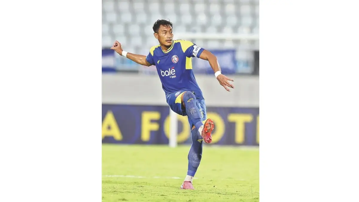 TAMPIL PINCANG: Hansamu Yama (kiri) dan penggawa lini belakang Arema FC lainnya harus bekerja kerja di laga nanti sore. Malut United FC punya barisan penyerang yang tajam, salah satunya ada David Da Silva.&nbsp;