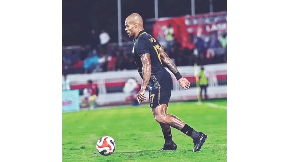 TAMPIL PINCANG: Hansamu Yama (kiri) dan penggawa lini belakang Arema FC lainnya harus bekerja kerja di laga nanti sore. Malut United FC punya barisan penyerang yang tajam, salah satunya ada David Da Silva.&nbsp;