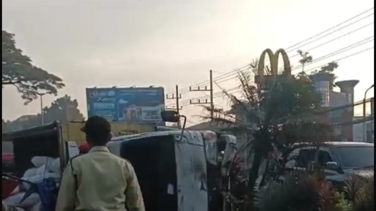 Truk muatan pakan ternak terguling di depan Karoseri Adi Putro, Jumat (3/4). (Kiriman warga)