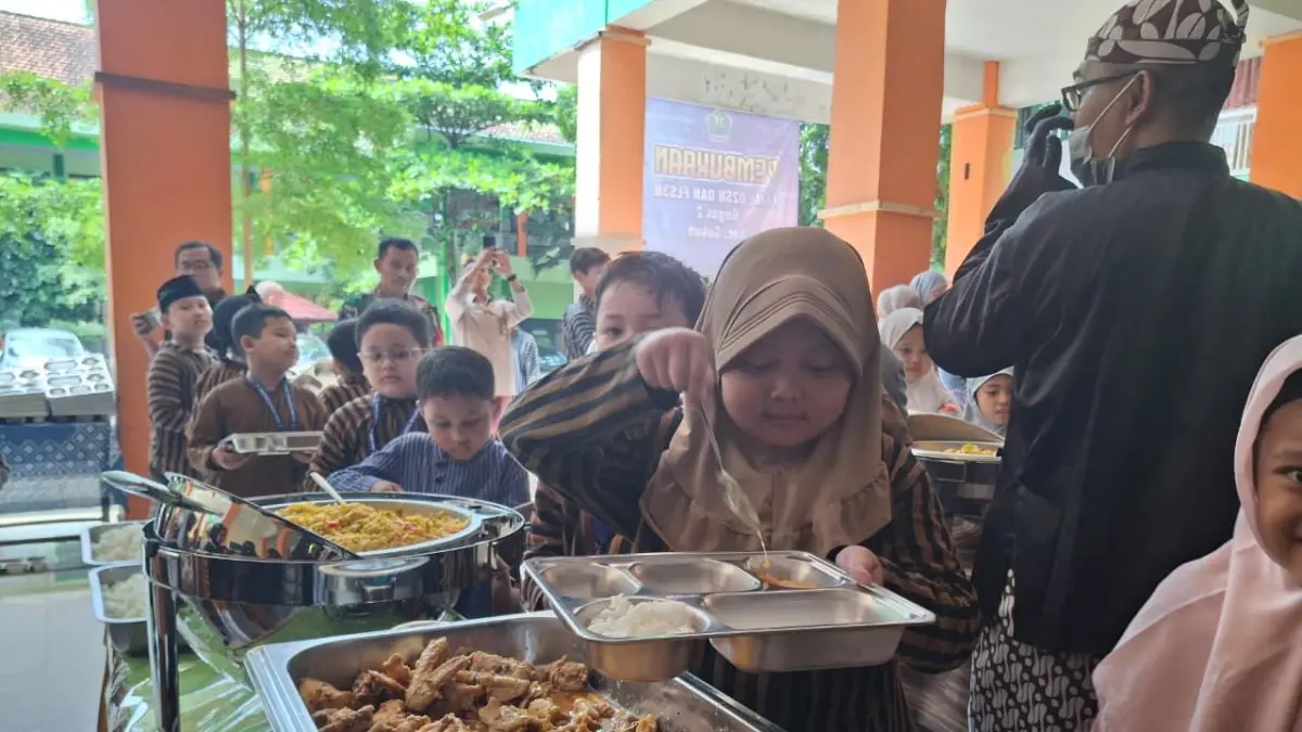 UJI COBA: Sejumlah pelajar MIN 2 Kota Malang mengantre untuk mengambil makan bergizi gratis (MBG) dalam bentuk prasmanan.&nbsp;&nbsp;