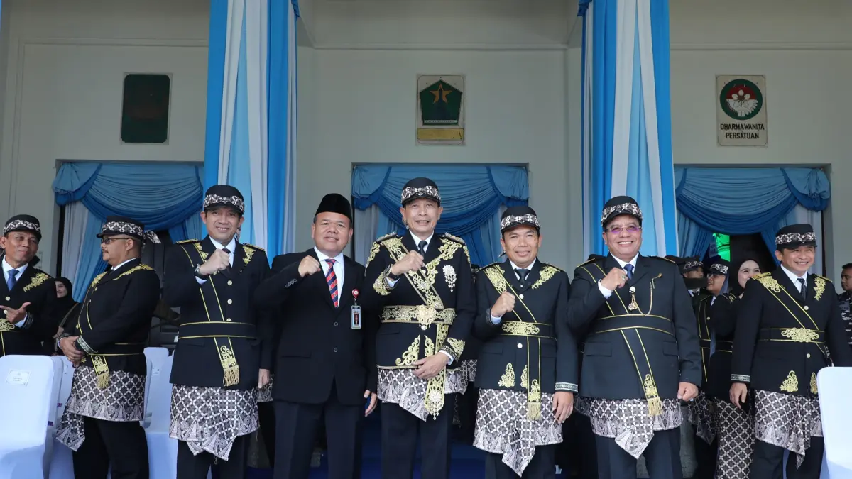 Wali Kota Malang Wahyu Hidayat (tengah) dan Wakil Wali Kota Malang Ali Muhohirin mengenakan busana khas Malangan. (Prokopim Setda Kota Malang)