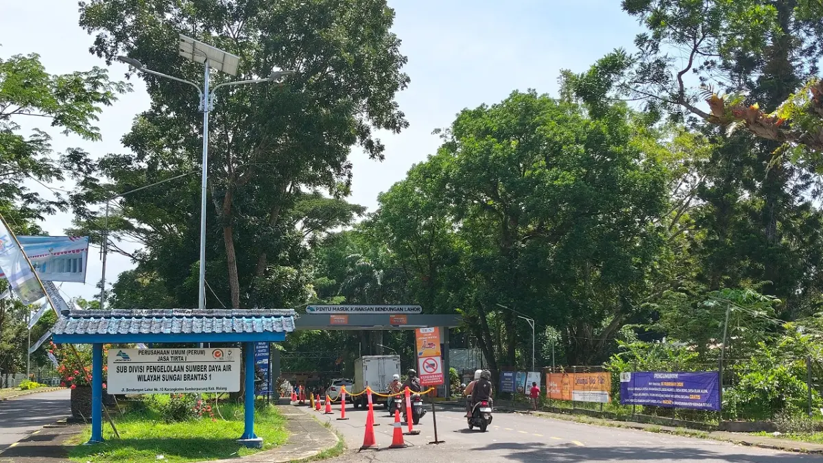 Beberapa kendaraan masuk ke pintu masuk Bendungan Lahor kemarin. (PJT I)
