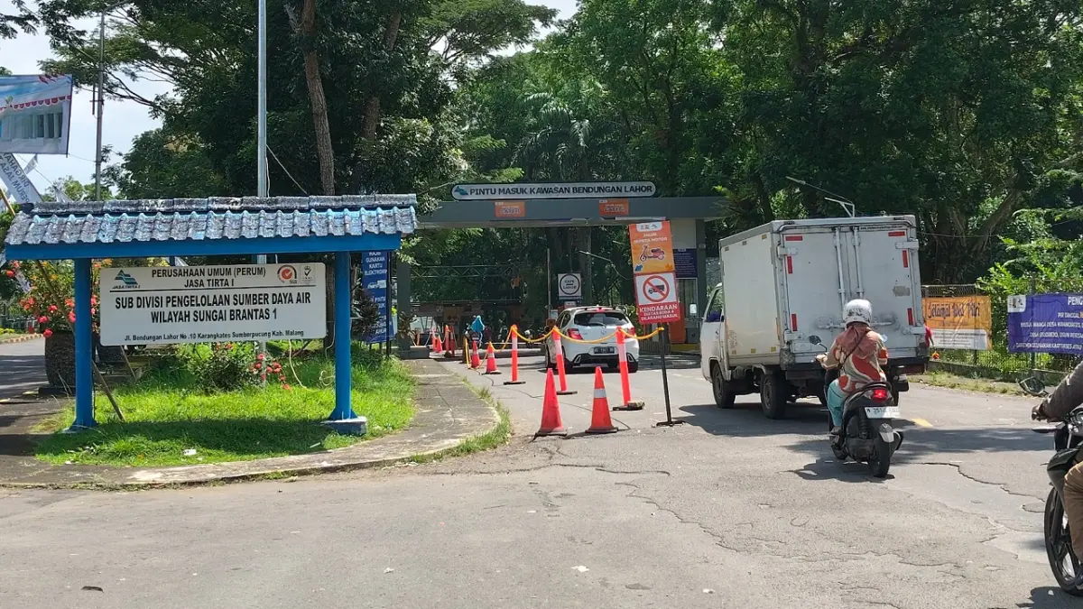 Kondisi lalu lintas menuju pintu masuk Bendungan Lahor yang sudah berjalan normal. (PJT I)