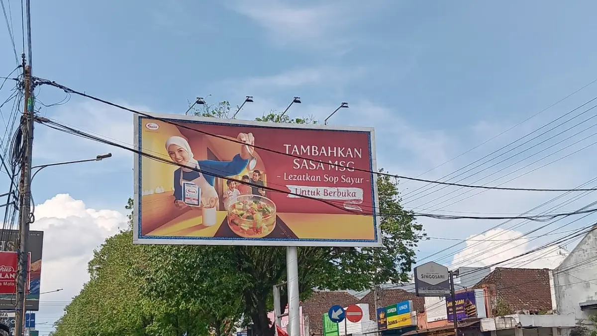 KURANG DIMINATI: Reklame di Jalan Raya Mondoroko, Desa Pagentan, Kecamatan Singosari turut menyumbang pendapatan daerah dari sektor pajak kemarin (3/4)
