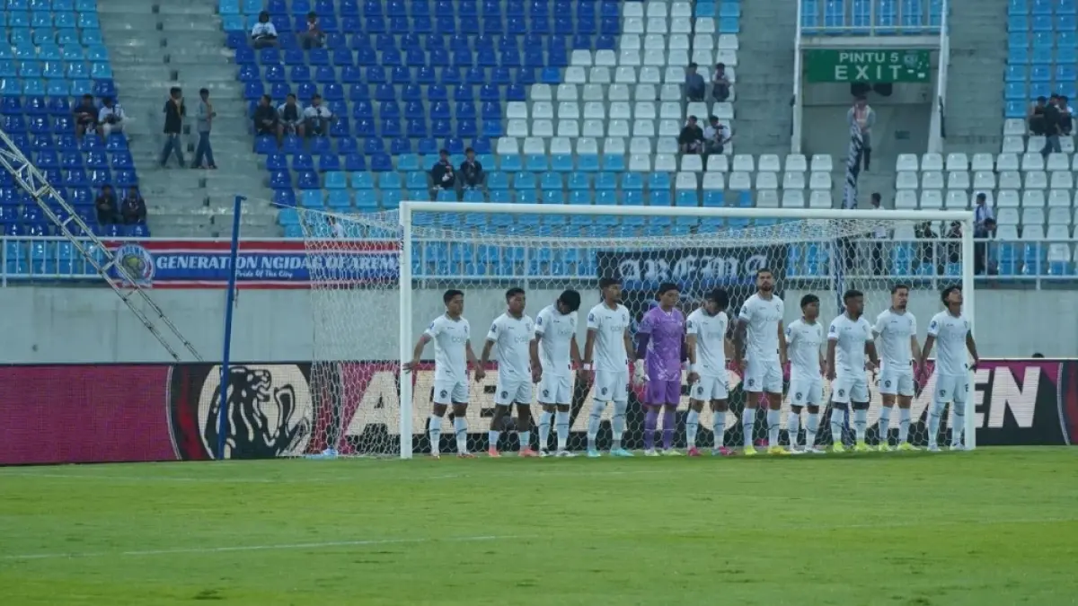 Skuad Arema FC melakukan doa bersama sebelum laga melawan Malut United pada Jumat (3/4) di Stadion Kanjuruhan. (iLeague)