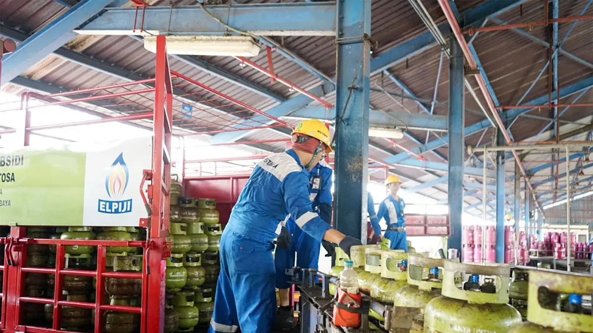 TAMBAH PASOKAN: Pertamina Patra Niaga Jatimbalinus menyiapkan stok di Pangkalan LPG-nya, beberapa waktu lalu. (Pertamina Jatimbalinus For Radar Malang)