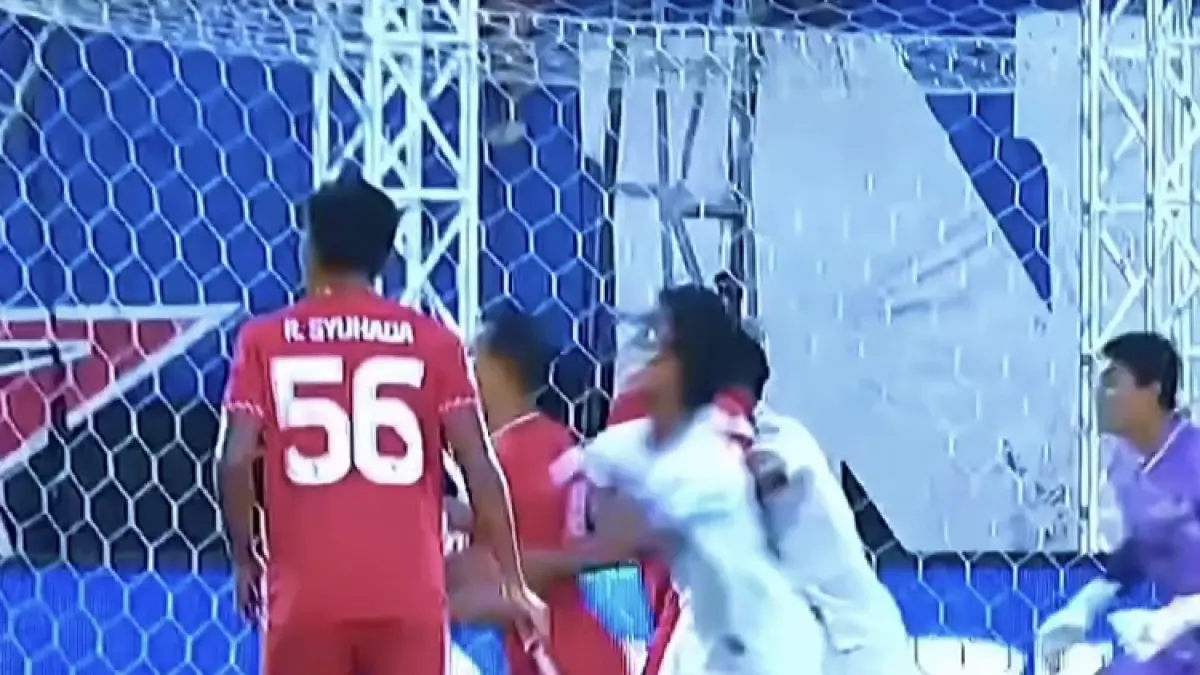Tangkapan video Johan Alfarizie dianggap pelanggaran oleh wasit dalam laga melawan Malut United. (Istimewa)