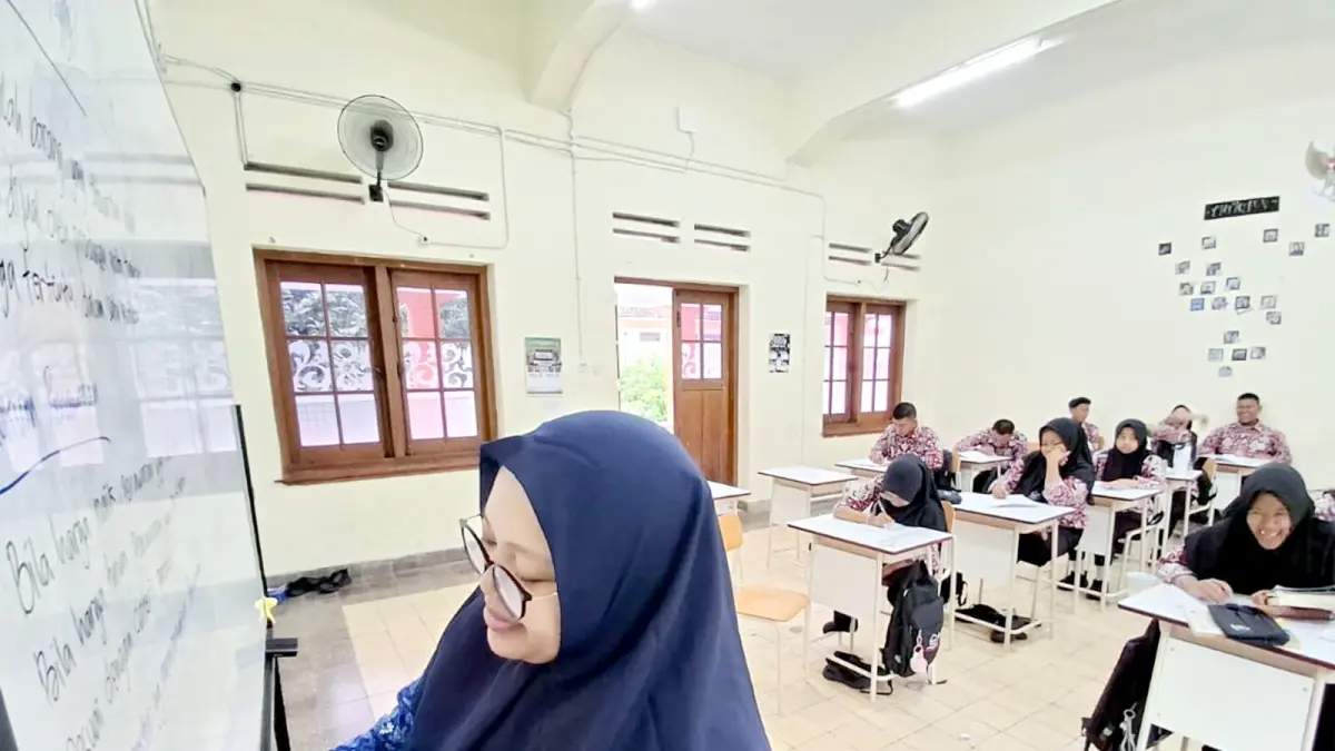 TUNGGU KABAR: Salah satu guru menyampaikan materi ajar kepada siswa-siswi di Sekolah Rakyat