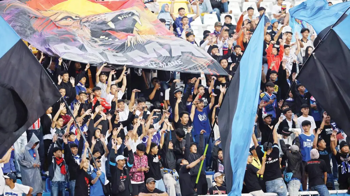 BERI DUKUNGAN: Sejumlah Aremania memberi semangat kepada penggawa Singo Edan dalam laga BRI Super League melawan Malut United di Stadion Kanjuruhan, Jumat lalu (3/4). (Foto: Darmono/Radar Malang)