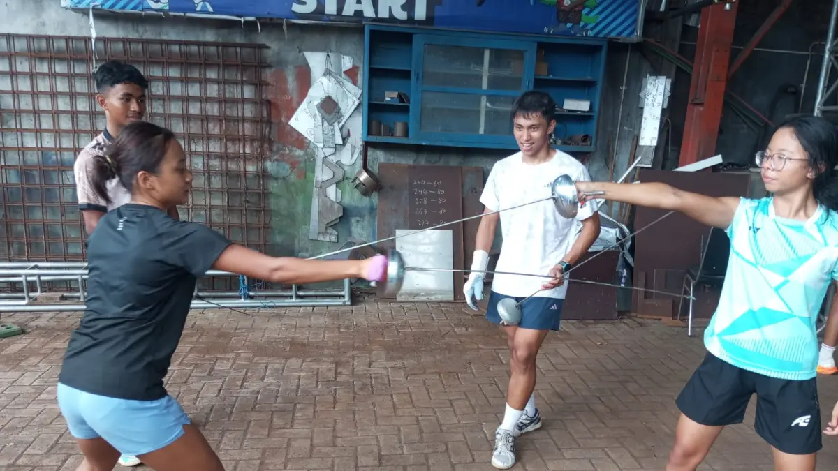 BERLATIH ANGGAR: Atlet Modern Pentathlon Indonesia Kabupaten Malang mengasah kemampuan dalam bermain anggar. (Foto: MPI Kabupaten Malang).