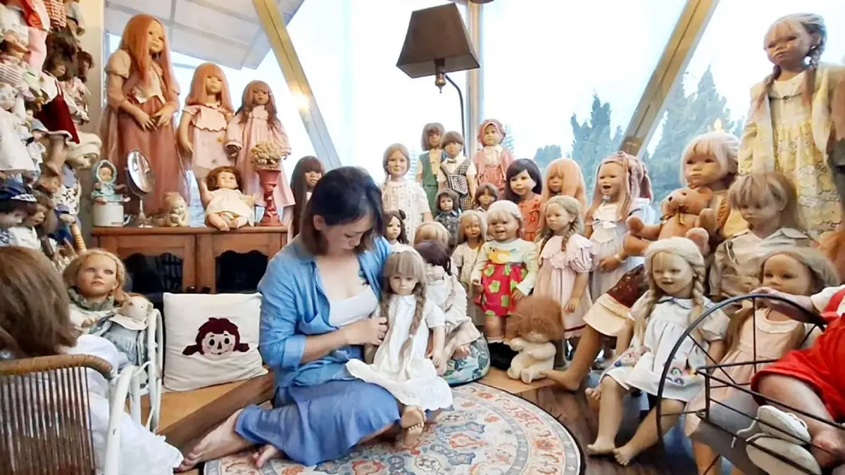 BERNUANSA HOROR: Pemilik Kafe Golekan Luciana Febriani foto dengan latar belakang koleksi boneka yang berjejer rapi kemarin.