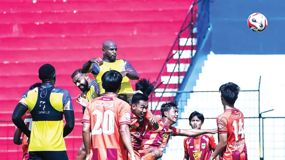 CETAK GOL: Pemain Arema FC Joel Vinicius melakukan duel udara dalam laga uji coba melawan Persikoba Batu di Stadion Gajayana, Sabtu lalu (4/4). (Foto: MO Arema FC)