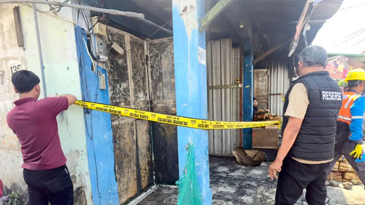DALAMI PENYEBAB PASTI: Garis polisi
langsung dipasang untuk pendalaman lebih
lanjut terkait penyebab kebakaran di tiga
lapak di Pasar Landungsari, kemarin.