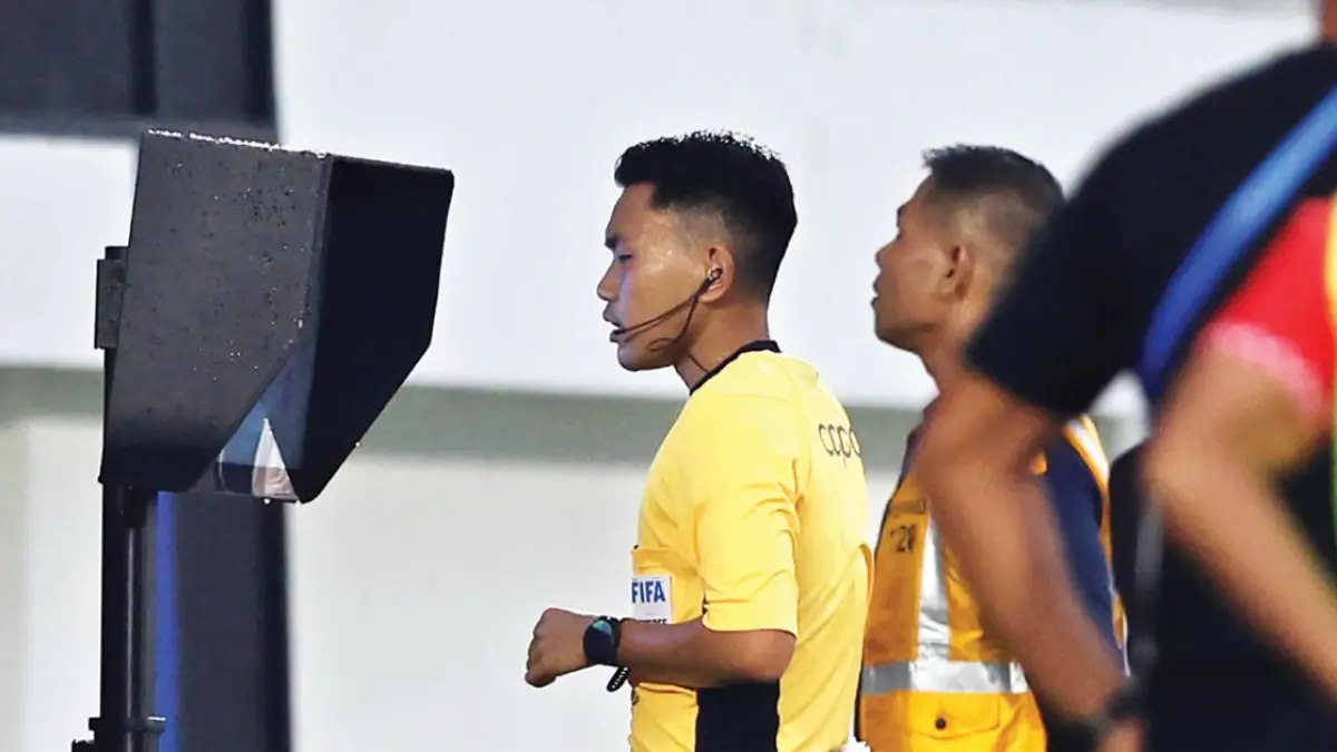HARAPKAN PERBAIKAN WASIT: Pengadil lapangan Naufal Adya Fairuski mengecek VAR dalam laga Arema FC melawan Malut United di Stadion Kanjuruhan, Jumat lalu (3/4). (Foto: Darmono/Radar Malang).