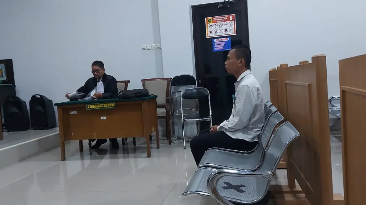 KURSI PESAKITAN: Alwan Tafsiri Al Izza menjalani persidangan di Pengadilan Negeri Kepanjen beberapa waktu lalu. (Biyan Mudzaky Hanindito/Radar Malang)