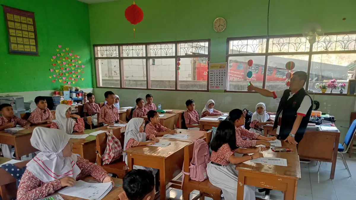 LAKUKAN KUNJUNGAN: Kepala Dinas Pendidikan dan Kebudayaan (Disdikbud) Kota Malang Suwarjana memberi semangat kepada para siswa SD, beberapa waktu lalu.