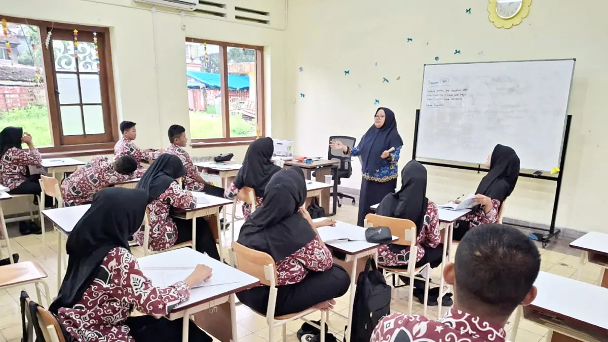 LAKUKAN TALENT MAPPING: Salah satu pengajar di SRMA 22 Kota Malang menyampaikan materinya, Jumat lalu (3/4). Sembari menunggu instruksi dari Kemensos RI tentang rekrutmen siswa baru, mereka fokus memaksimalkan proses pendampingan pelajar.