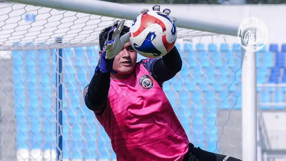 LATIHAN: Adi Satryo menangkap bola dalam sesi latihan tim di Stadion Kanjuruhan sebelum melawan Malut United. (Foto: MO Arema FC)