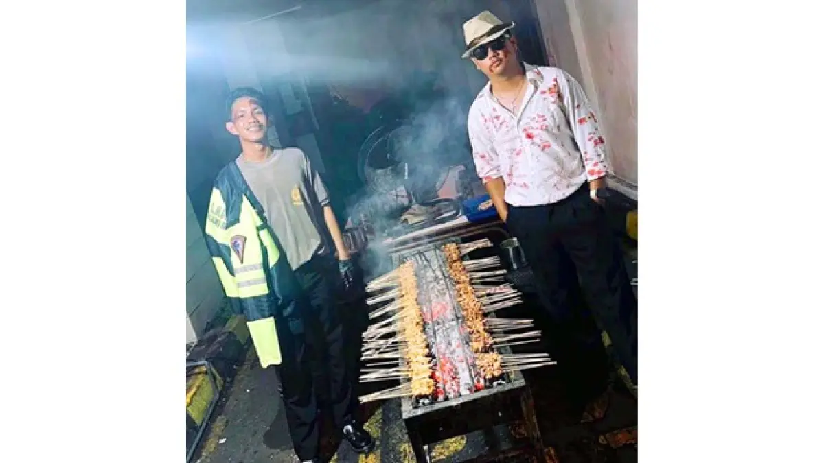 MAKAN DI SINI: Pramusaji Pengabdi Sate membakar sate yang dipesan pelanggan kemarin.