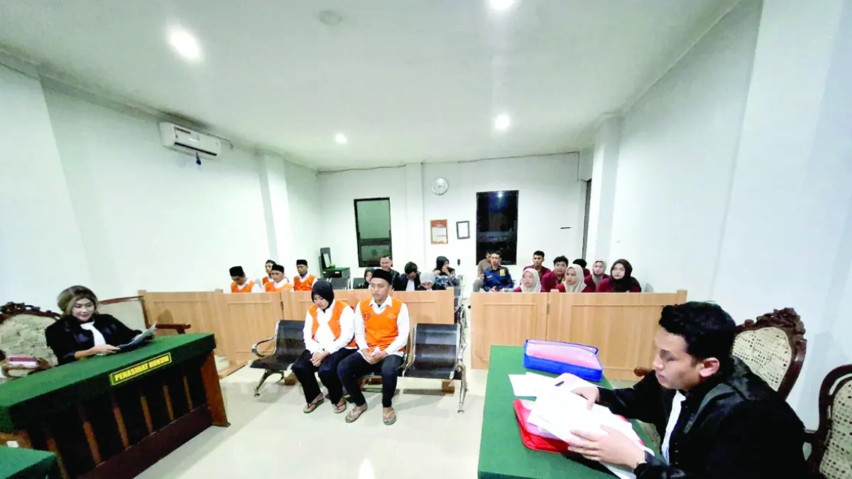 NARKOBA: Pasutri Hendi-Dinda menjalani sidang di Pengadilan Negeri (PN) Kepanjen, Kamis lalu (2/4).