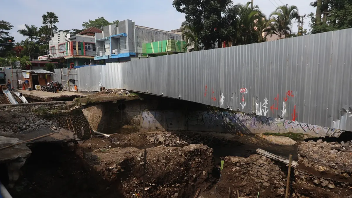 PENGERJAANNYA DIKEBUT: Pembangunan Jembatan Sonokembang di Kelurahan Pandanwangi, Kecamatan Blimbing terus dikebut pengerjaannya setelah libur Lebaran. (Foto: Darmono/Radar Malang)