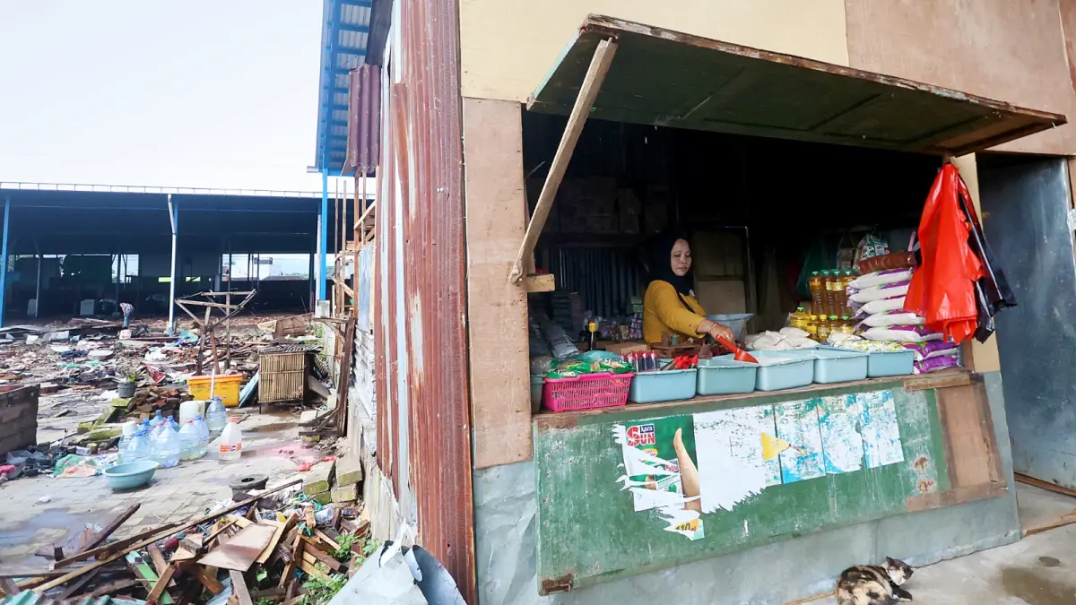 RELOKASI BERTAHAP: Sebagian pedagang di Pasar Induk Gadang (PIG) tetap berjualan seperti biasa hingga kemarin (5/4), meski area lain sudah dibongkar.

