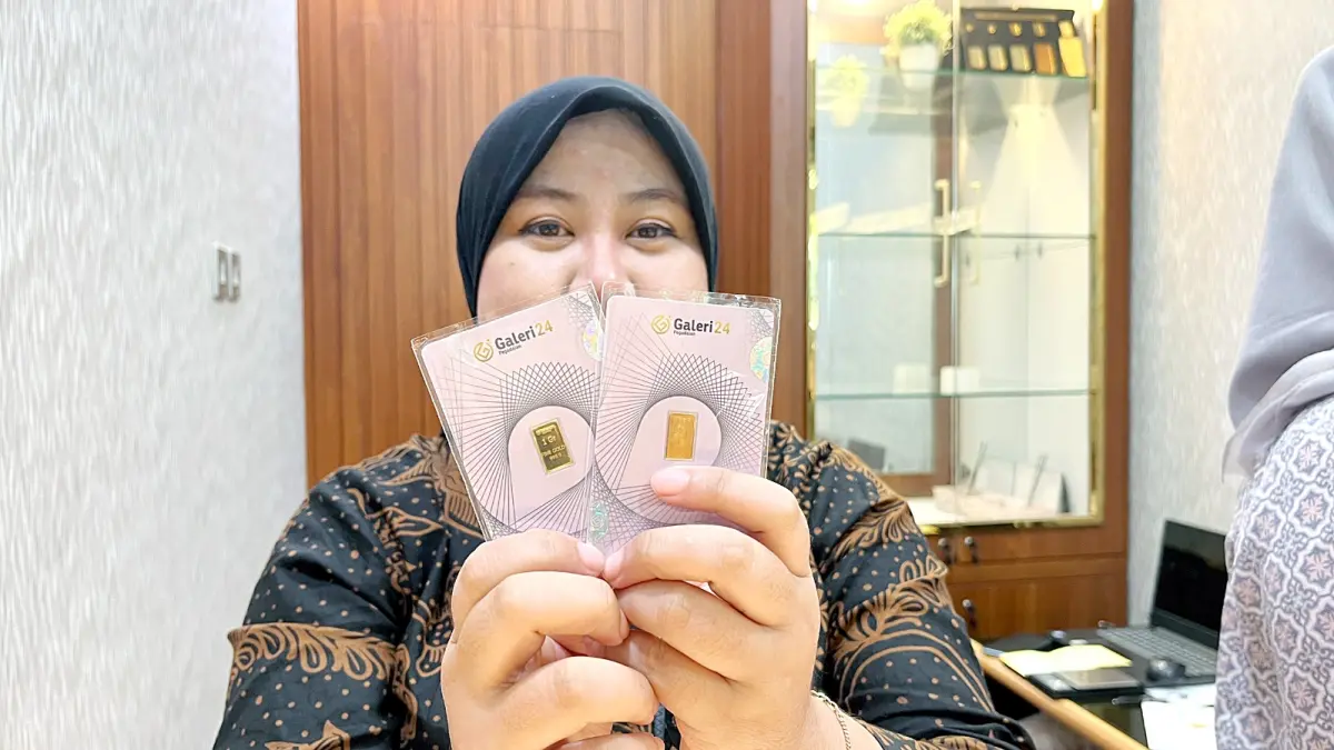 SISA GRAMASI BESAR: Salah satu petugas di Pegadaian Cabang Malang menunjukkan stok logam mulai emas, beberapa waktu lalu. 