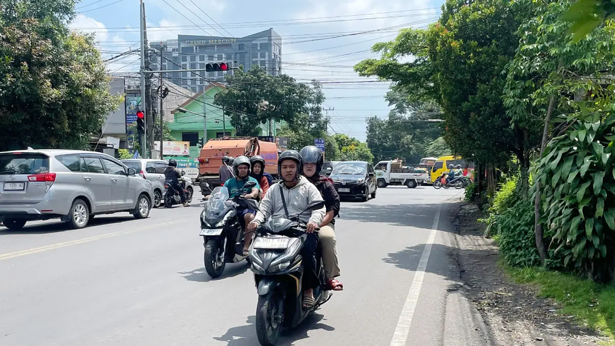 SUMBER PENDAPATAN: Para pengendara roda dua dan roda empat melintasi jalanan di Kota Malang kemarin. Mereka turut menyumbang sektor pajak.