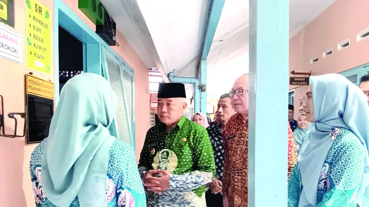 TINGKATKAN FASKES: Bupati Malang H M. Sanusi meninjau fasilitas dan layanan kesehatan di Puskesmas Sumberpucung.