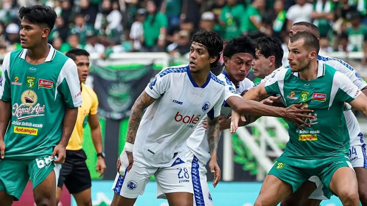 Arema FC dan Persebaya Surabaya merupakan dua klub besar asal Jawa Timur. Beberapa pemain tercatat pernah membela kedua tim tersebut. (Instagram @aremafcofficial)