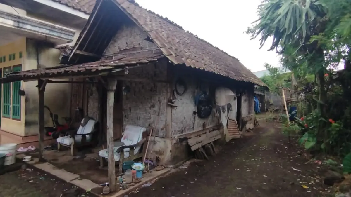 BUTUH PERBAIKAN: Rumah berdinding anyaman bambu di Desa Tawangagung, Kecamatan Ampelgading masuk kategori RLTH.