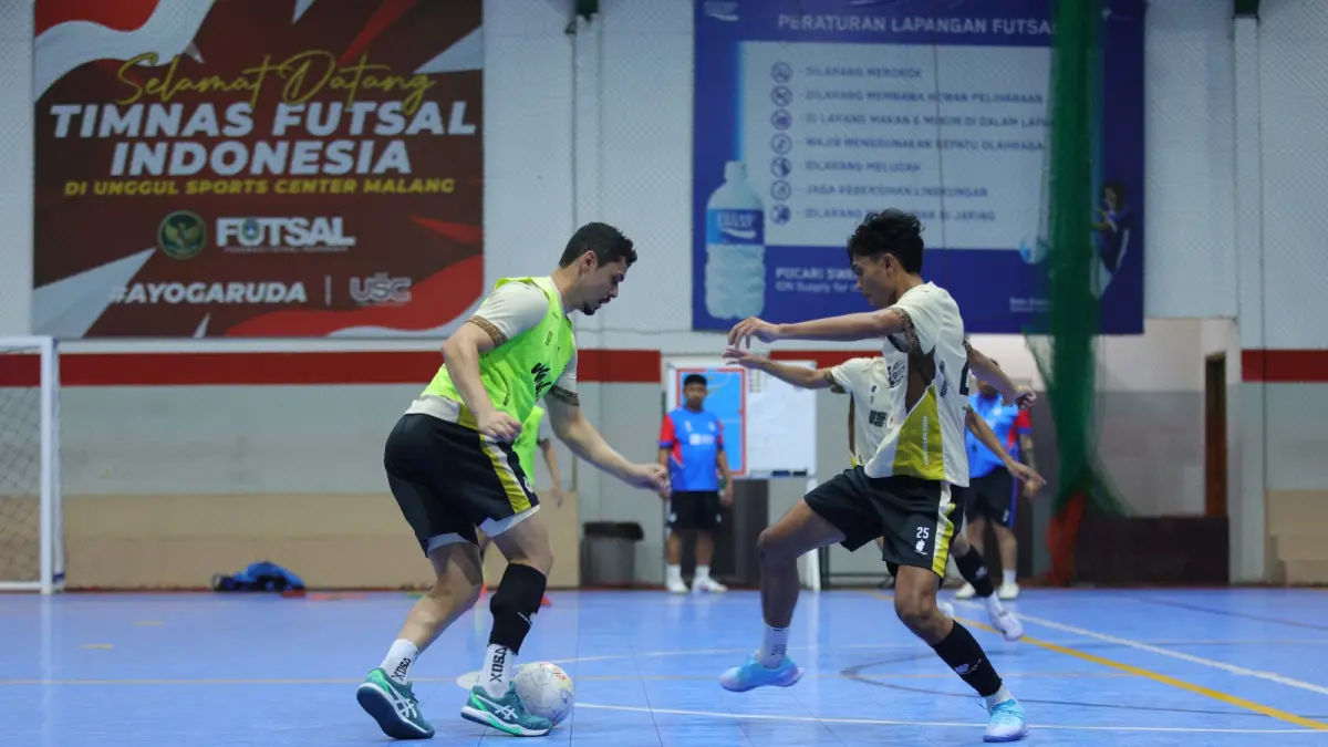 JAGA PERFORMA: Pivot Unggul FC Malang Wellington Pereira (kanan) menjalani sesi latihan satu lawan satu di Unggul Sports Center, kemarin. (Foto: MO Unggul FC Malang)