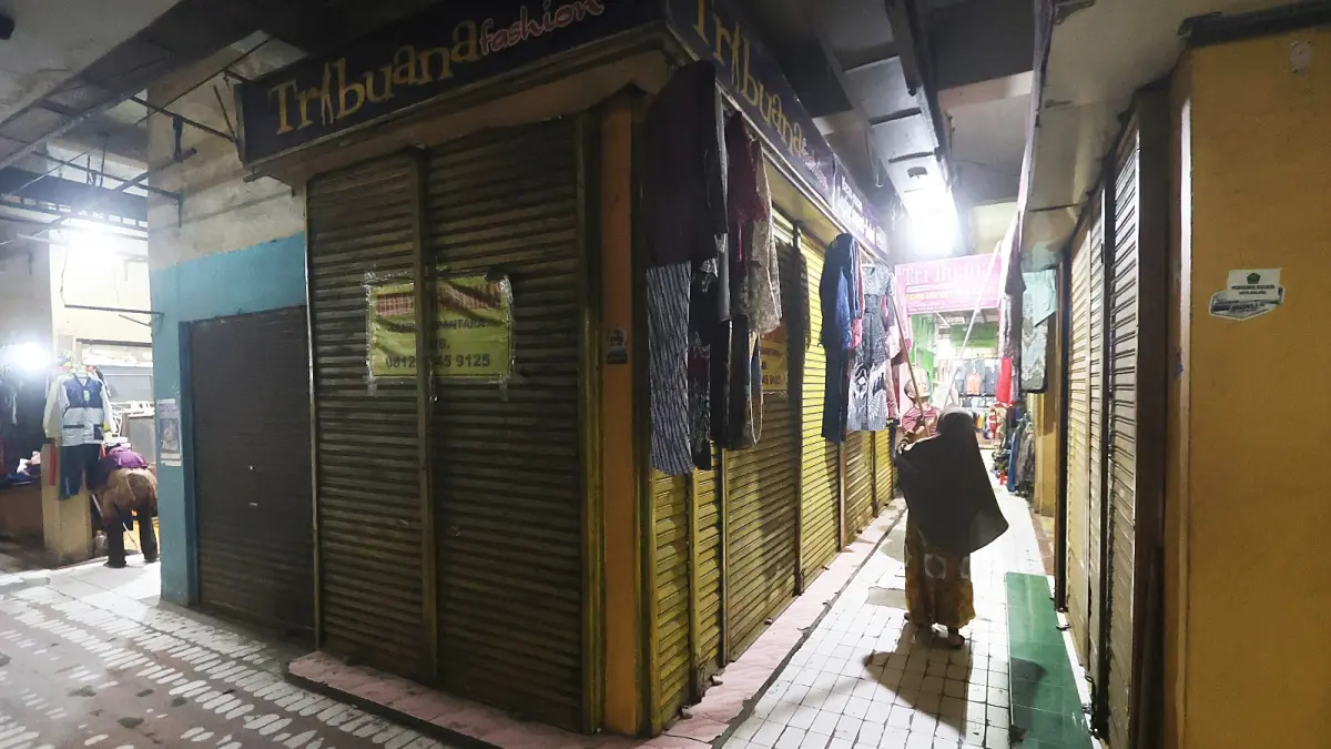 KEMBALI KE REGULASI: Sejumlah lapak di Pasar Besar Malang tidak ditempati penjual. Kabarnya, beberapa di antaranya sudah diperjualbelikan. (DARMONO / RADAR MALANG)