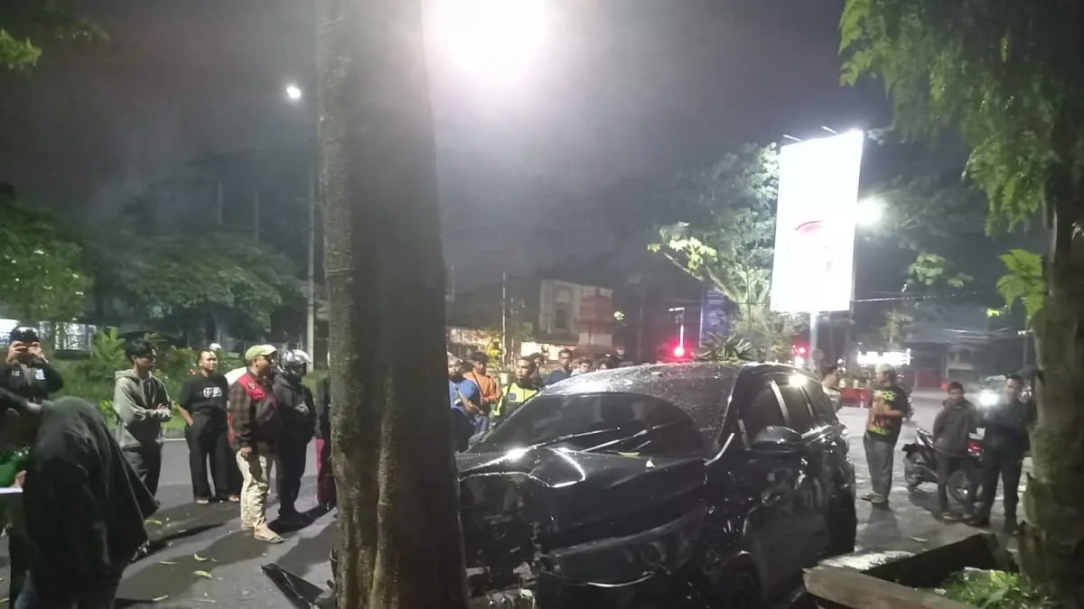 LAKA TUNGAL: Mobil Kijang Innova Venturer menabrak pohon di Jalan Veteran, Kecamatan Klojen Senin dini hari (6/4)
