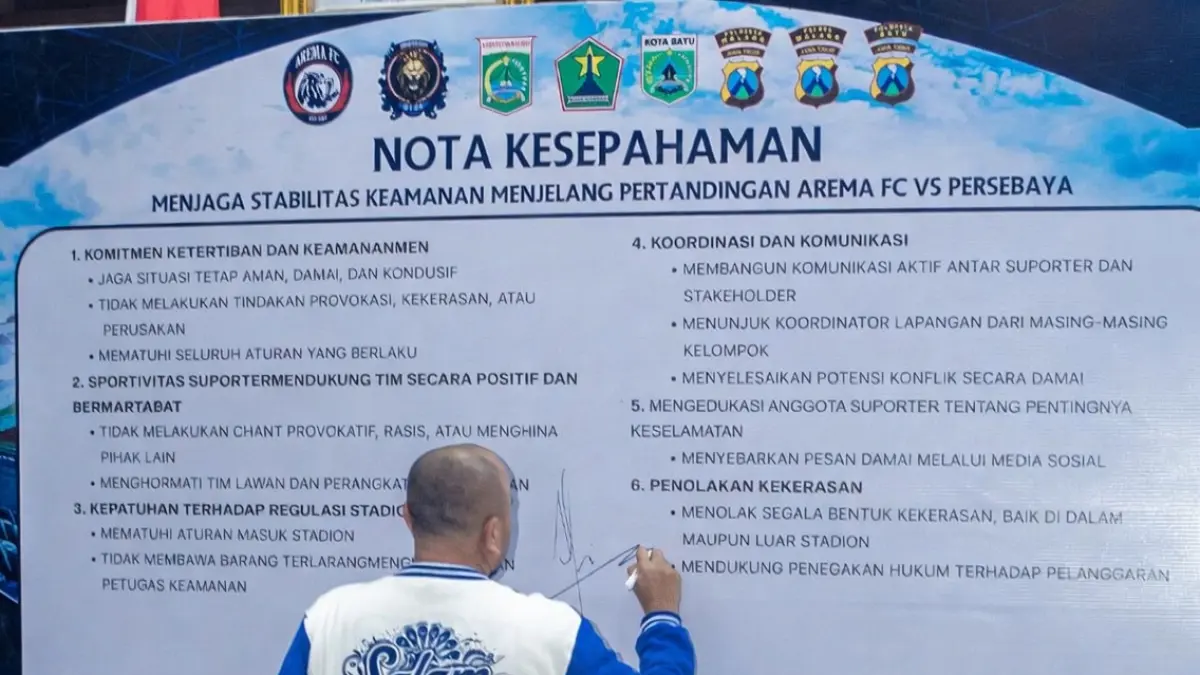 Presidium Aremania Utas Ali Rifki menandatangani enam poin nota kesepahaman jelang laga Arema FC vs Persebaya pada Minggu (5/4). (MO Arema FC)