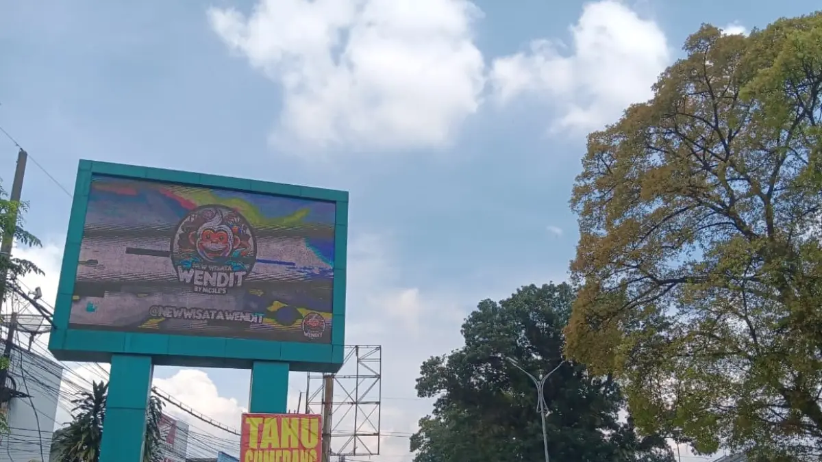 Salah satu reklame di daerah Kecamatan Lawang, (Indah Mei Yunita/Radar Malang)